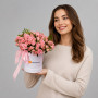 Композиция из 11 розовых кустовых роз в коробке — вид 2