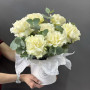 Букет из 7 белых французских роз в шляпной коробке